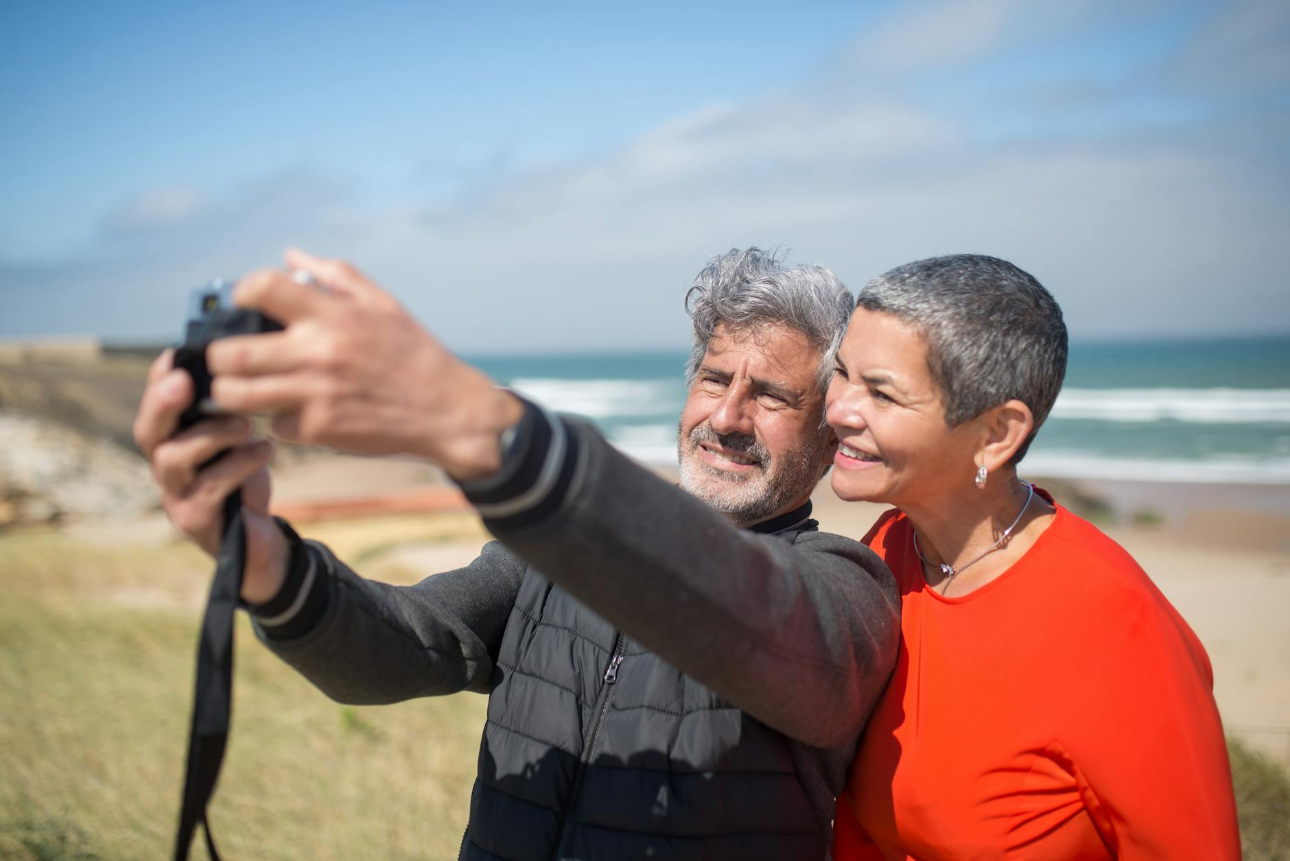 Starsze małżeństwo robi selfie na słonecznej plaży w Portugalii