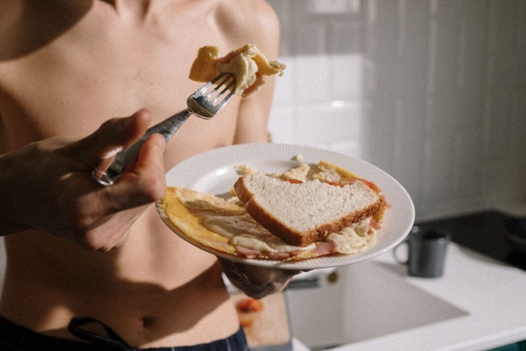 Mężczyzna je omlet Mężczyzna je omlet